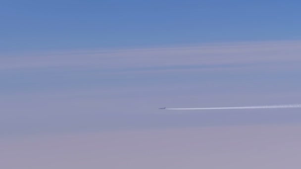 Passagiersvliegtuig vliegt in de lucht boven de wolken — Stockvideo