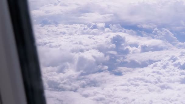 Vue de la fenêtre de l'avion aux nuages. L'avion vole au-dessus de la météo — Video