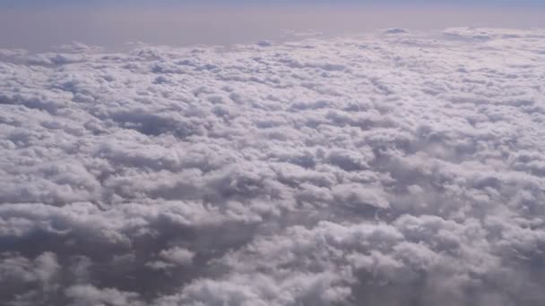 Vue des nuages bouclés depuis la fenêtre de l'avion 