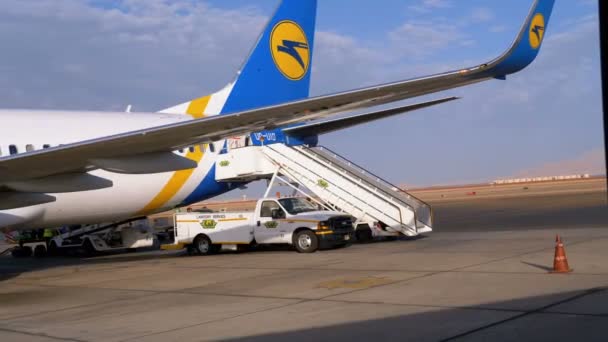 Vista de la pista del aeropuerto con aviones y personal de apoyo — Vídeos de Stock