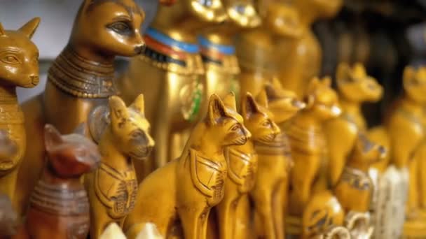 Ajándéktárgyak egyiptomi macskák kő és egyéb termékek a boltok polcain Egyiptomban — Stock videók