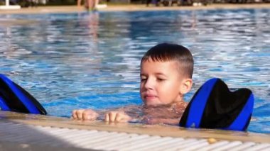 Flippers ile Happy Boy Mavi Su ile Havuzda Yüzer. Yavaş Çekim