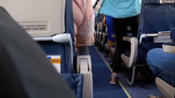 Пассажиры внутри самолета во время полета — стоковое видео