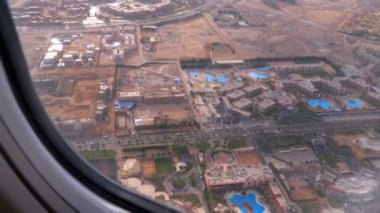 Mısır Çölü'nde Egzotik Oteller ve Havuzlar ile Tropical Resort Uçak Penceresinden Görünümü