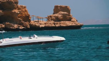 Mısır'da Rocky Beach ve Sahil Manzarasına Karşı Denizde Çapa Motorlu Tekne