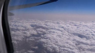 Bulutlarda Düzlem Penceresinden görüntüleyin. Uçak havanın üzerinde uçuyor