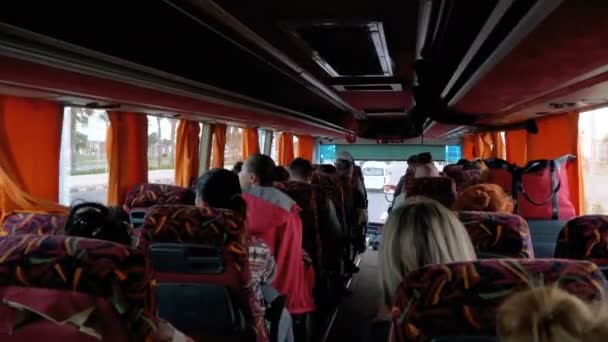 Widok wewnątrz kabiny autobusowej z turystami podróżujących na egzotycznej drodze z palmami — Wideo stockowe