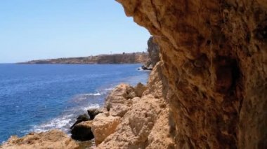 Mısır'daki Rocky Plajı. Mavi deniz ve mercan resifleri dalgalar ile kıyı şeridinde bir koyda Plaj