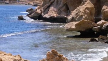 Mısır'daki Rocky Plajı. Mavi deniz ve mercan resifleri dalgalar ile kıyı şeridinde bir koyda Plaj. Yavaş Çekim