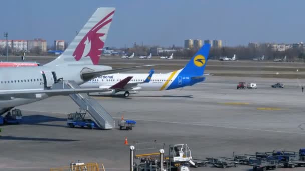 Widok na Runway Airport z samolotów i personelu wsparcia — Wideo stockowe