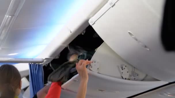 Bagaglio a mano. Imbarco in aereo con bagaglio all'interno della cabina — Video Stock