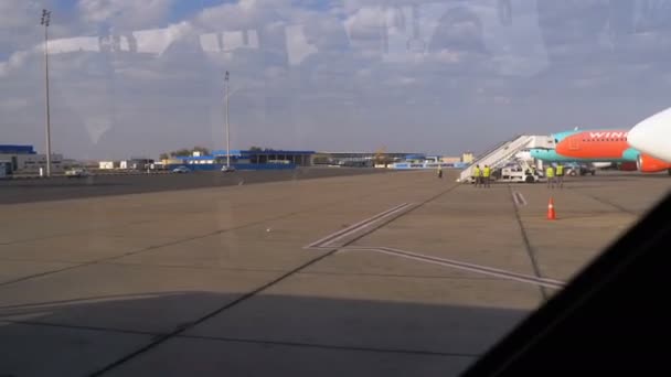 Utsikt över flygplatsen i Sharm El Sheikh från fönstret i en buss som rör sig längs landningsbanan — Stockvideo