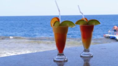 Kırmızı Deniz'in Arka Planında Bar Kontuarında Egzotik Taze Kokteyl