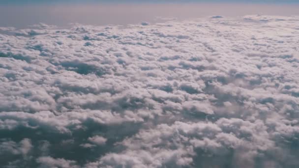 Vue des nuages bouclés depuis la fenêtre de l'avion 