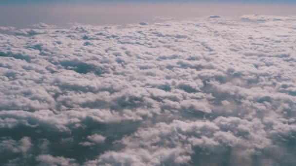 Weergave van de gekrulde wolken vanuit het raam van het vlak — Stockvideo