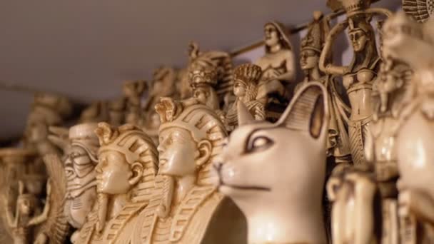 Souvenirs Gatos Egipcios de Piedra y otros Productos en los Estantes de las Tiendas en Egipto — Vídeos de Stock