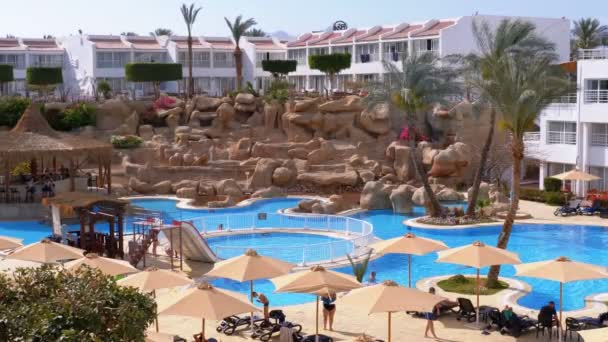 Pool med blått vatten på ett hotell på semesterorten i Egypten — Stockvideo
