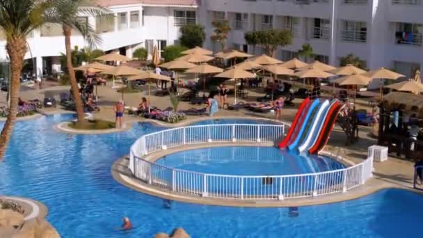 Plavecký bazén s modrou vodou v hotelu u letoviska v Egyptě — Stock video