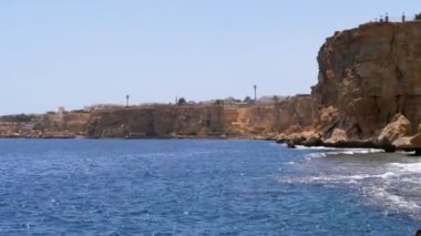 Mısır'daki Rocky Plajı. Mavi deniz ve mercan resifleri dalgalar ile kıyı şeridinde bir koyda Plaj