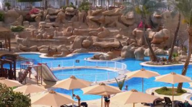 Mısır'da Lüks Mavi Yüzme Havuzu, Plaj Şemsiyeleri ve Şezlonglu Sunny Hotel Resort