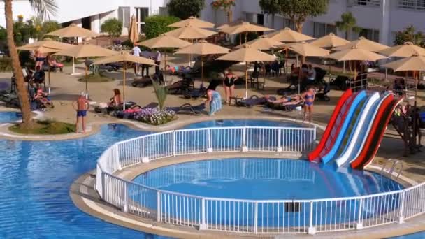 在埃及度假村酒店提供蓝水游泳池 — 图库视频影像