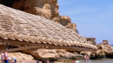 Kızıldeniz'de Mısır'da Şemsiyeli Plaj. Rocky Coast Sunny Resort.