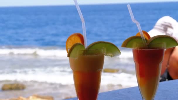 Exotische cocktails op de bar tegen de achtergrond van de rode zee — Stockvideo