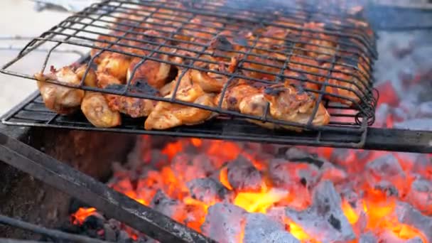 Kipkebabs worden gekookt op een grote Grill door een kok in het hotel bij het zwembad met blauw water. Egypte — Stockvideo