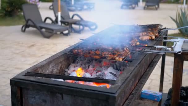 Csirke Kebabs főznek egy nagy grill egy szakács a Hotel a medence kék víz. Egyiptom — Stock videók