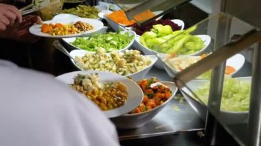 Kahvaltı büfesi. Mısır Lokantası 'ndaki tezgahta çeşitli Hazır Yemekler.