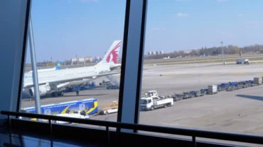 Uçak ve Destek Personeli ile Havaalanı Pistinin Görünümü