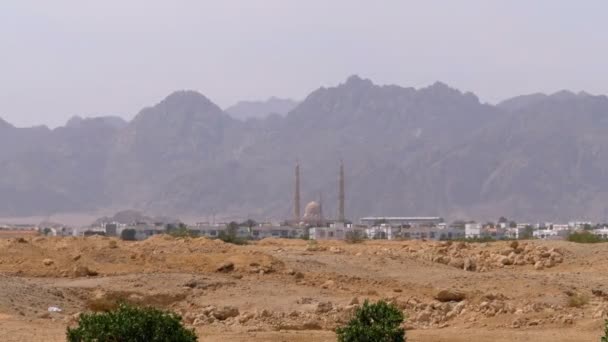 Panoramablick auf die Moschee in der Wüste, Berge und Hotels in Ägypten, Sharm el Sheikh — Stockvideo