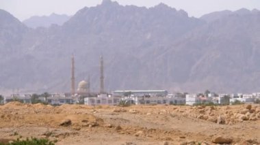 Çöldeki Caminin Panoramik Manzarası, Mısır'daki Dağlar ve Oteller, Şarm el Şeyh