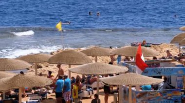 Mısır 'da Şemsiyeli ve Sunbed' li plaj. Kızıl Deniz kıyısındaki tatil beldesi