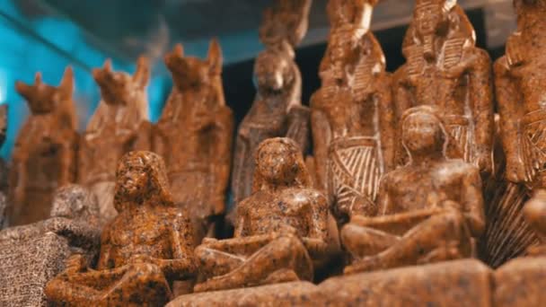 Estatuetas de gatos egípcios de pedra e outros produtos em prateleiras de loja no Egito — Vídeo de Stock