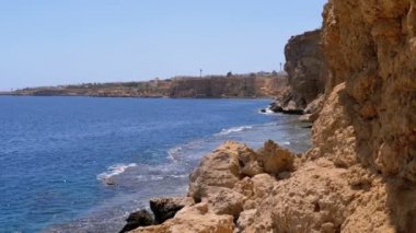 Mısır'daki Rocky Plajı. Mavi deniz ve mercan resifleri dalgalar ile kıyı şeridinde bir koyda Plaj. Yavaş Çekim