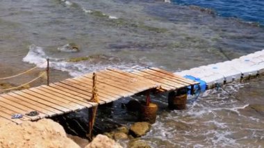 Kızıldeniz kıyıları açıklarında bir Resif üzerinde Mısır'da bir Plaj üzerinde Pier veya Pontoon, Mısır. Yavaş Çekim