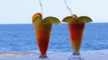 Kızıldeniz'in Arka Planı'ndaki Bar Sayacında Egzotik Kokteyller