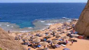 Kızıldeniz'de Mısır'da Şemsiye ve Şezlongile Bir Koy'da Rocky Beach.