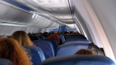 Uçuş Sırasında Sandalyelerde Oturan Yolcu Uçağının Kabin İçindeki Yolcular