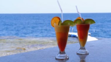 Kırmızı Deniz'in Arka Planında Bar Kontuarında Egzotik Taze Kokteyl