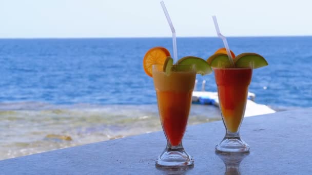 Cóctel fresco exótico en el mostrador de la barra en el fondo del mar Rojo — Vídeos de Stock