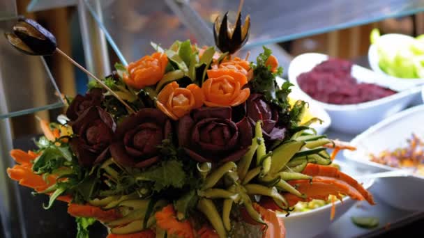 Bouquet de légumes sous forme de fleurs sur un buffet en Egypte — Video