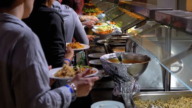 Yemek odasındaki tezgahta çeşitli hazır yemek servisleri..
