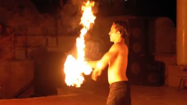 Sahnede Fire Show Performansı. Genç Adam Bir Gece Şovu'nda Ateşli Hayranları ile Dans. Yavaş Çekim