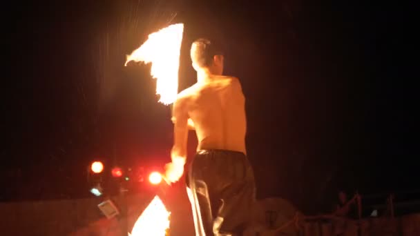 Desempenho Fire Show no palco. Jovem Dançando com os Fiery Fans em um Show noturno. Movimento lento — Vídeo de Stock