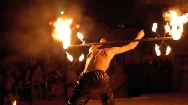 Sahnede Fire Show Performansı. Genç Adam Bir Gece Şovu'nda Ateşli Hayranları ile Dans. Yavaş Çekim