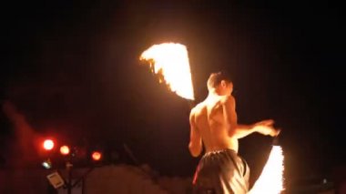 Sahnede Fire Show Performansı. Bir Gece Gösterisi Ateşli Hayranları ile Genç Adam Dancing