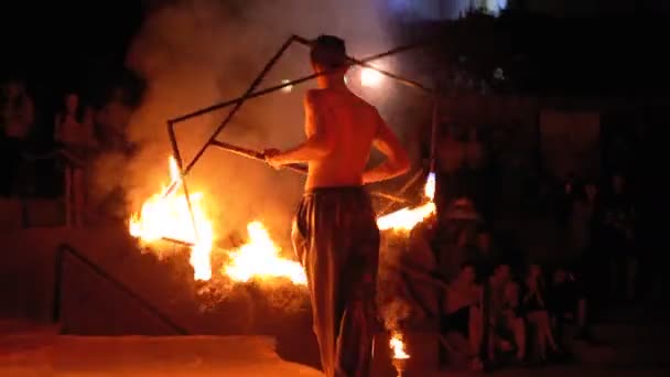 Zobrazit výkon na scéně Mladý muž tanec s ohnivých fanoušků na noční show — Stock video