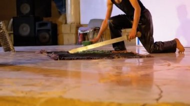 Keskin kırık cam üzerinde yürüyüş Extreme gösterisi